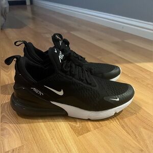 very gently used Nike 270 women’s shoes